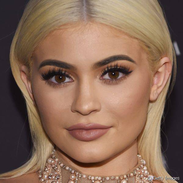 Kylie Jenner usou um batom nude amarronzado e destacou o olhar com delineador gatinho e c?lios posti?os para a festa da revista Harper's Bazaar's, em Nova York